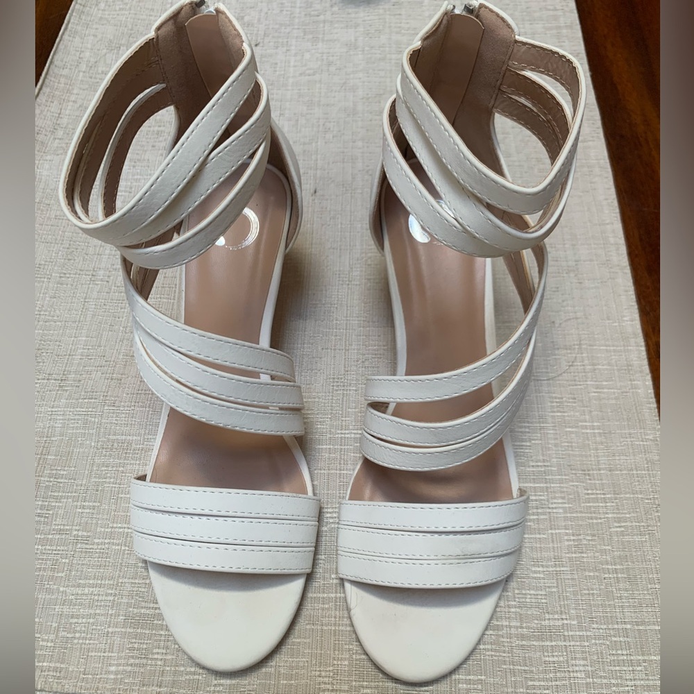 Journee Collection White Wedges